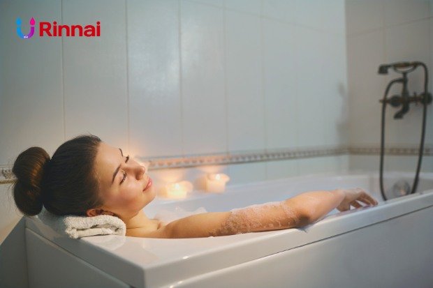 Manfaat Air Hangat untuk Aktivitas Sehari-hari dengan penggunaan water heater di kamar mandi modern yang nyaman.